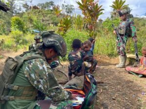 Satuan Koops Habema Patroli Sambil Pengobatan Keliling di Intan Jaya, Warga Bilogai Sambut Gembira