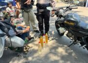 Tim Patroli Presisi Samapta Sita Puluhan Botol Ciu di Acara Kontes Kediri Scooter Festival (KSF)